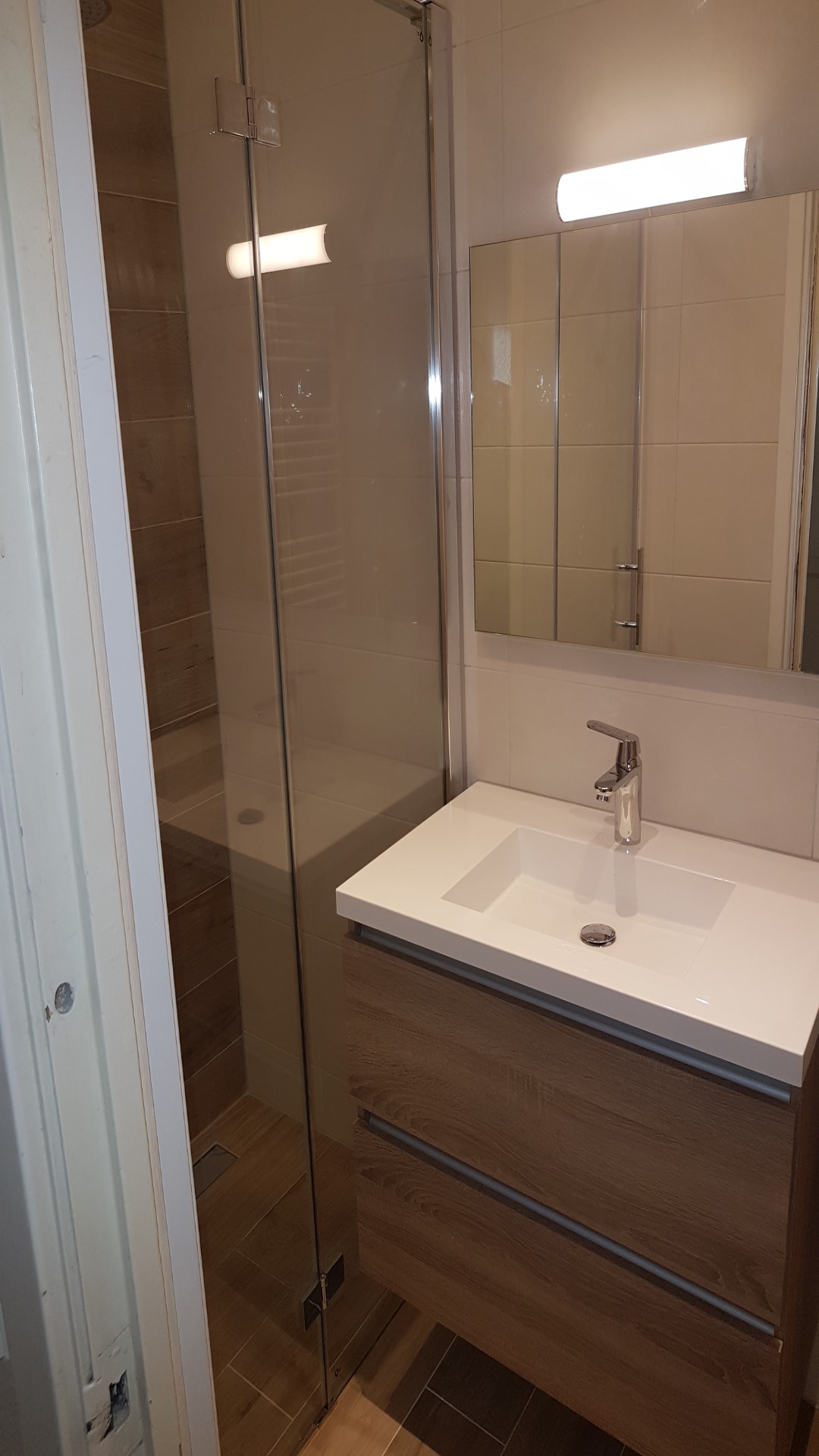 Complete badkamer met wastafelmeubel en glazen inloopdouche