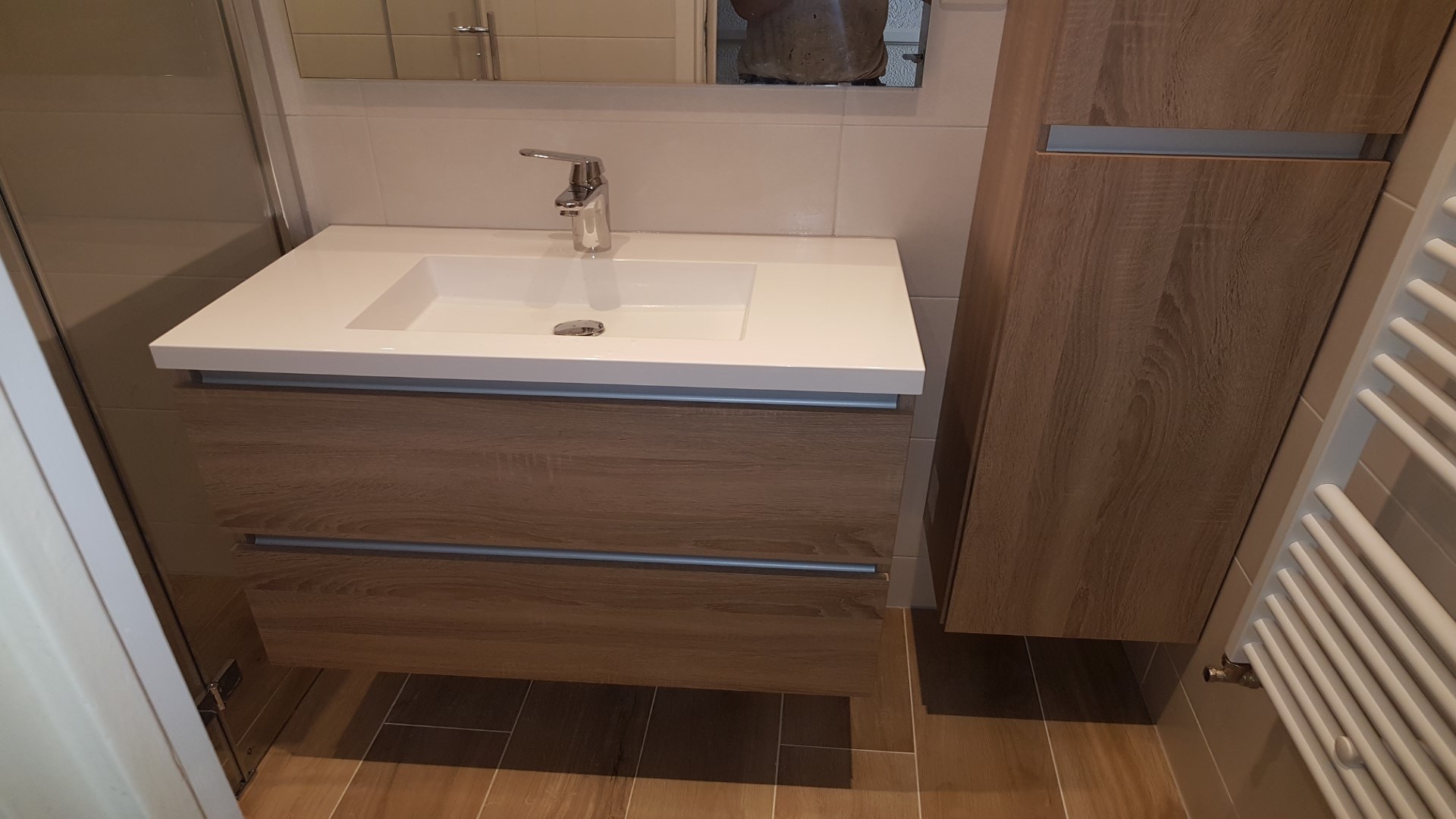Wastafelmeubel en hoge kast als één meubellijn