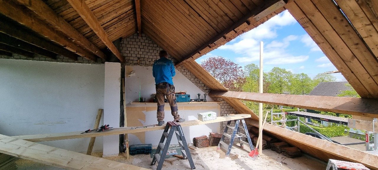 Vakman aan het werk tijdens een zolderverbouwing