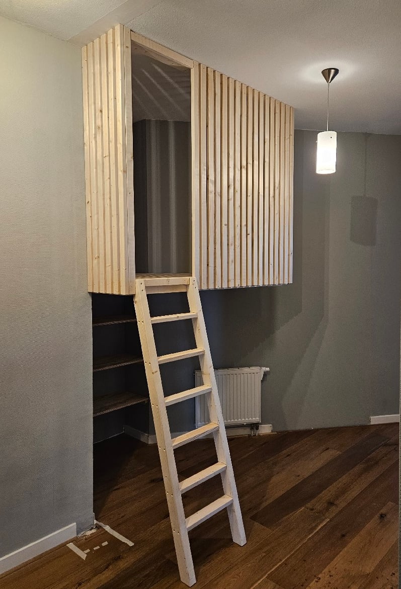 Maatwerk hoogslaper met ladder en houten lattenwand
