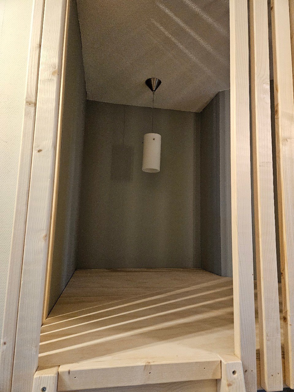 Knusse speelplek achter de houten lattenwand