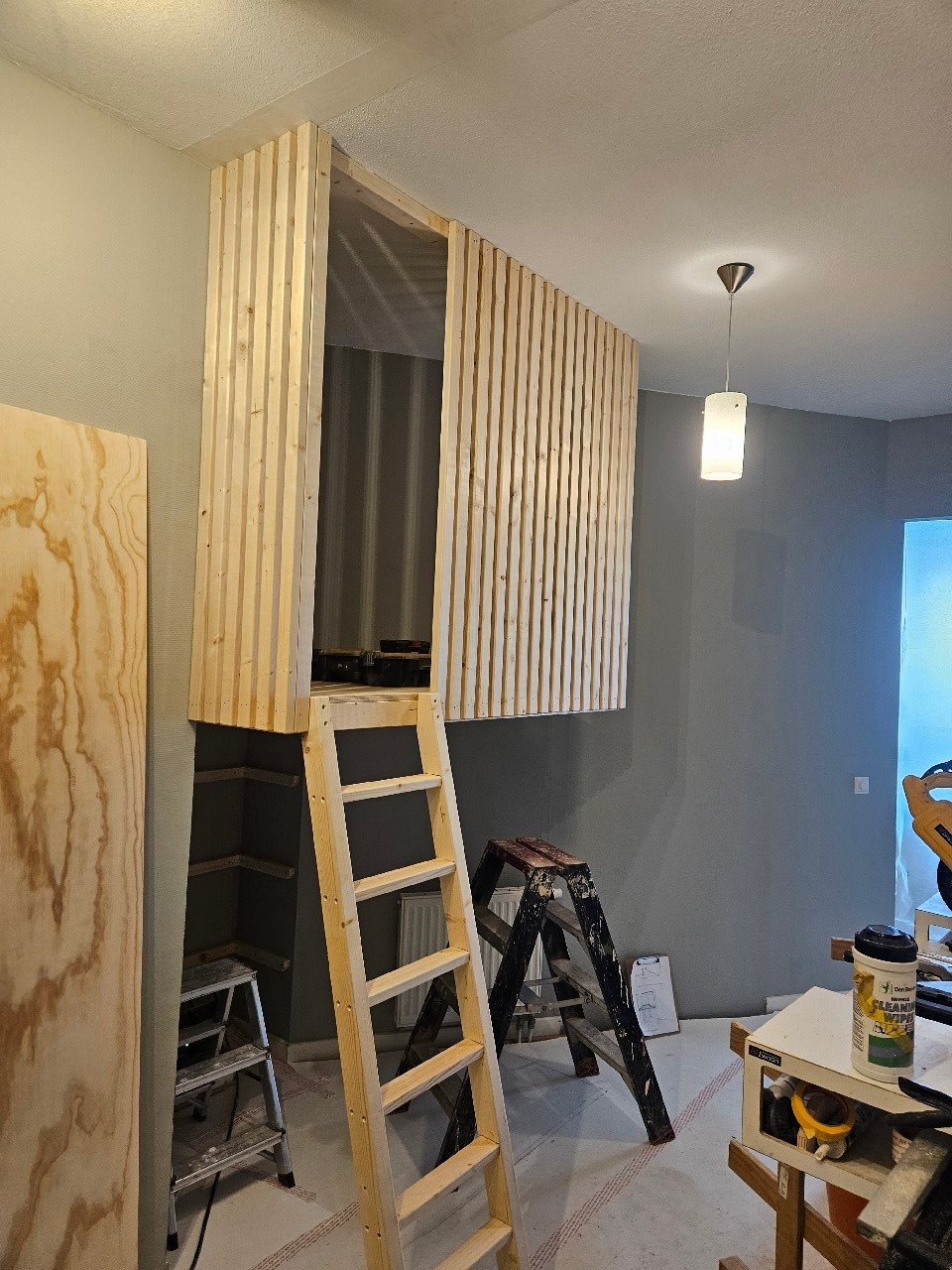 Montage van de maatwerk hoogslaper op locatie