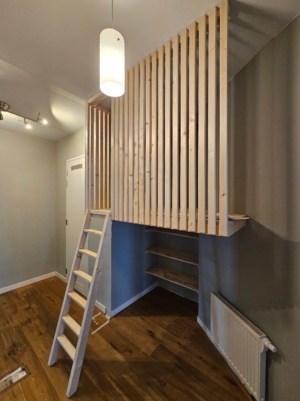 Het afgewerkte maatwerk met houten lattenwand